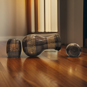 Dernier produit 100% Bouteille de chambre à coucher en cuivre pur gaufré dans un fini foncé antique avec 2 verres Ensemble cadeau Prix les plus bas - Product Image 2