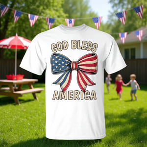 Camiseta Promocional Personalizable para Niñas Pequeñas con Lazos Coquette y Diseño de Dios Bendiga a América para el 4 de Julio - Product Image 3