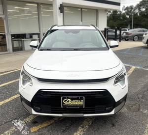 Clean White 2024 Kia Niro EX Touring FWD Usado con asientos de cuero Arranque remoto Bluetooth Android Auto Sunroof Asientos con calefacción - Product Image 1