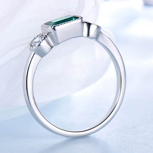 Bague de Fiançailles de Luxe pour Femme en Argent Sterling 925, Sertie de Zircon Vert Émeraude Taille Brillant et Diamants Latéraux, 3 Pierres - Product Image 4