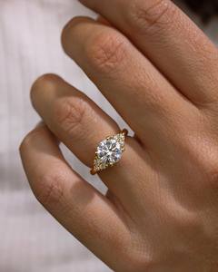 Bague de fiançailles en CZ blanc taille ronde de 8mm en or jaune avec pierres latérales | Bijoux de mariée classiques - Product Image 2