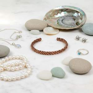 Bracelet jonc en laiton plaqué argent gravé avec un nom personnalisé, tendance actuelle, pour femmes, élégant, design ouvert, pour la vente en gros - Product Image 6