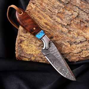 Cuchillo de Caza Premium Hecho a Mano, Hoja Fija de Acero de Damasco, Mango de Madera, para Supervivencia al Aire Libre y Camping, con Funda de Cuero - Product Image 2