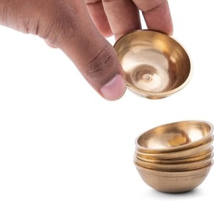 ชุดตะเกียงน้ำมันทองเหลืองทำด้วยมือคุณภาพสูง6ชิ้นขัดเงาสำหรับศาสนาฮินดูและศาสนาพุทธรวมถึงอุปกรณ์เสริม - Product Image 3