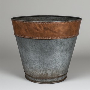 Jardinière en cuir galvanisé artisanal avec finition patinée rustique Détails artisanaux conçus pour les intérieurs saisonniers décoratifs - Product Image 2