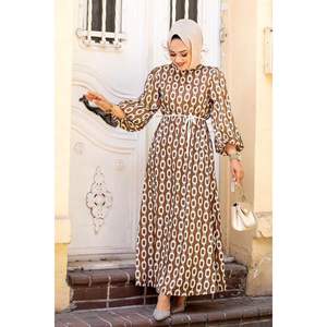 Robe hijab en satin à motifs en chaîne - Product Image 1