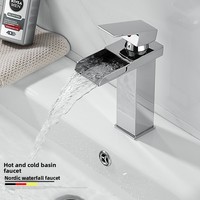 Keran Wastafel Kamar Mandi Model Air Terjun Modern Warna Hitam Matte dari Baja Tahan Karat, Tuas Tunggal Pengatur Air Panas Dingin, Satu Lubang untuk Wastafel Tipe Vessel