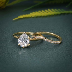 Anillo de Compromiso Solitario Catedral con Diamante Cultivado en Laboratorio con Certificación IGI de Primera Marca, con Banda Apilable para Mujer - Product Image 1