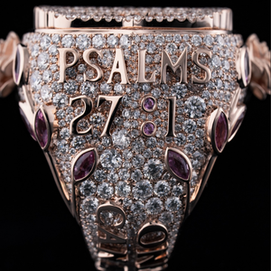 Anillo personalizado de oro rosa con manos rezando con detalles de gemas moradas y piedras CZ completas para un estilo Hip Hop de lujo - Product Image 4