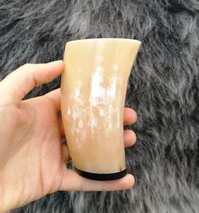 Taza de cuerno vikingo para beber con acabado pulido y base de madera-Vasos vikingos hechos a mano de alta calidad ecológicos - Product Image 2