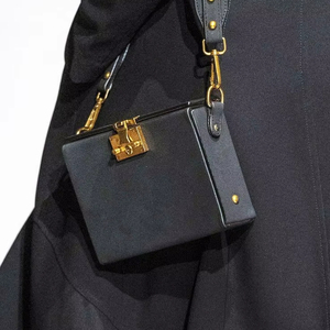 Bolso cruzado de cuero clásico Accesorio atemporal Correa ajustable Cuero suave Tono neutro Larga duración Diseño refinado tendencia - Product Image 1