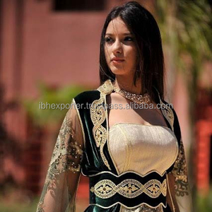 Caftan en deux pièces avec les douilles matérielles nettes et le style ouvert avant avec la ceinture - Product Image 1