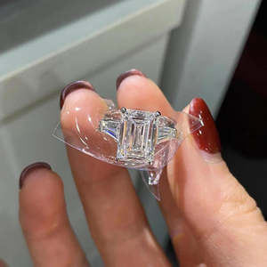 Anillo de Diamantes con Certificación IGI, Diseño Catedral, con 5.50 Quilates de Esmeraldas de Tres Piedras (D-E-F VVS-VS) - Product Image 1