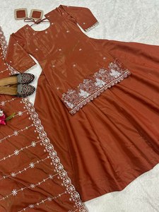 Sain et Desi femmes spécial pur mijoter soie motif à manches longues mi-longueur Kurti & Lahenga avec bordure en dentelle Dupatta ensemble à vendre - Product Image 4