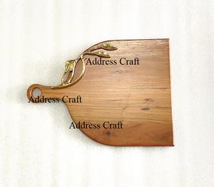 Nouvelle arrivée Planche à découper en bois d'acacia de forme ronde de grande taille avec poignée en laiton à motif de feuille Vente en usine Planche à charcuterie - Product Image 3