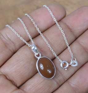 Pendentif en argent sterling 925 cornaline rouge pour femmes de créateur fait à la main bijoux fins de style vintage avec incrustation de réglage de lunette - Product Image 1