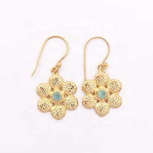 Pendientes de piedras preciosas de Calcedonia Rosa chapados en oro hechos a mano diseño de flores forma pequeña colgante texturizado estilo gota pendientes - Product Image 5