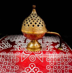 Brûleur d'encens en laiton gravé avec sculptures symétriques et base lourde parfait pour les dons spirituels et la pratique du culte - Product Image 1