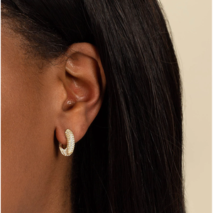 Boucles d'oreilles créoles Huggie à diamants épais, petite taille - Product Image 3