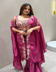 Ensemble Sharara pour femmes, tenue de fête, avec shrug et chemisier brodés, tenue ethnique festive fusion - Product Image 1