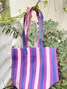 Pochette à main pour femmes à rayures multicolores écologiques Fabriqué en Inde, pochette d'extérieur en plastique recyclé tissé en nylon - Product Image 3