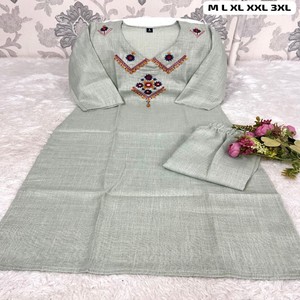 Conjunto de Kurti y Pantalón de Algodón Slub Dhabu Puro de VASTRA COTTAGE con Hermoso Bordado de Espejo en el Cuello, Ropa Étnica para Mujer - Product Image 4