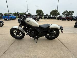 Achetez notre nouvelle moto cruiser Honda Rebel 500 ABS 471cc, 4 temps, 4 soupapes, DOHC, 2 cylindres, refroidissement liquide, modèles 2025-2026, prête à rouler. - Product Image 6