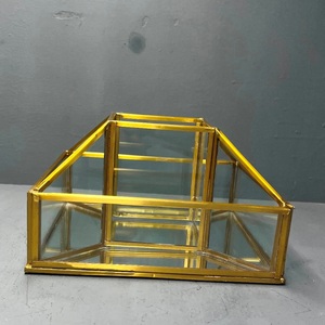 Organizador de Mesa Decorativo para Cosméticos con Diseño Único en Cristal Espejo y Acabado en Latón - Product Image 2