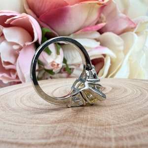 Nueva llegada pera corte Topacio amarillo 14K oro blanco piedra preciosa tres piedras anillo de compromiso para mujeres diamante joyería fina proveedor - Product Image 5