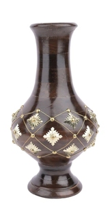 Florero de madera con decoración de latón Florero de madera largo rústico Decoración elegante para el hogar Oficina Sheeshamwood - Product Image 3