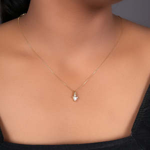 Collier tendance avec pendentif triangle plaqué or pour femmes, bijoux en acier inoxydable avec diamant et chaîne à maillons - Product Image 3
