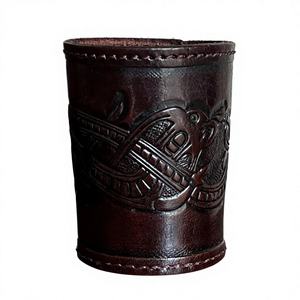 Shaker à dés en cuir fait main avec logo personnalisé, cuir véritable avec motif dragon en relief, style Jelling, brun foncé - Product Image 2