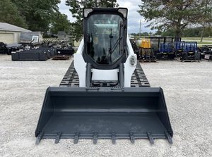 Bob Skidsteer d'occasion 2017, moteur diesel avec boîte de vitesses, pompe et cabine complète pour travaux d'aménagement paysager et de construction - Product Image 6
