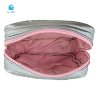 Trousse de Toilette Argentée Brillante Tendance avec Rembourrage, Intérieur Spacieux et Doublure, Fermeture Éclair Robuste, Portable – Idéale pour les Voyages et l'Usage Quotidien