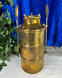 Boîte à lunch en laiton antique, 3 étages, motif floral en relief orné, porte-aliments rond traditionnel, poignée incurvée, à prix de gros - Product Image 5