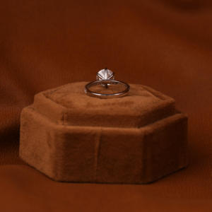 Anillo de compromiso de diamante cultivado en laboratorio con ajuste de pavé de moda Certificado de chapado en oro sólido de 18KT Regalo de acento de diamante certificado IGI - Product Image 3