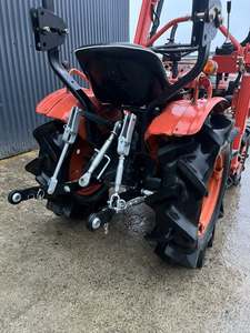 Tractor Agrícola Usado Rojo 4x4 con Cargador Frontal, Motor de 50 HP con Transmisión por Engranajes y Bomba para Uso Agrícola Multifuncional - Product Image 2