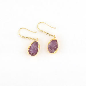 Boucles d'oreilles en améthyste violette naturelle brute, best-seller, design de créateur, plaqué or 18 carats, pierre de naissance de février, bijoux - Product Image 2