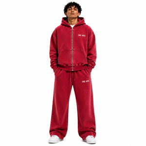 Ensemble de survêtement streetwear pour homme personnalisé, en coton épais, comprenant un sweat à capuche zippé oversize rouge délavé à l'acide - Product Image 1