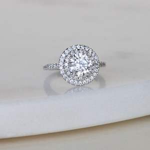 Anillo de Compromiso con Doble Halo de Diamantes Cultivados en Laboratorio, Corte Redondo, Chapado en Oro, Estilo Clásico, Anillo de Regalo para Aniversario y Boda - Product Image 1