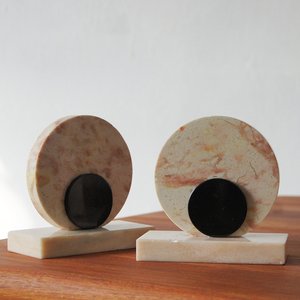 Dados de mármol negro vintage y sujetalibros de teca, estanterías modernas para biblioteca de oficina, dados de la suerte, suministros de oficina, organizador de escritorio - Product Image 4