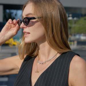 สร้อยคอ Jeulia Andy Style รุ่น Gold Fluted Pave T-Bar ประดับเพชรซิร์คอน สำหรับวันครบรอบ - Product Image 5