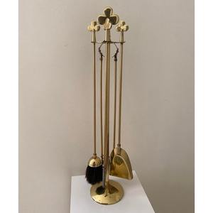 Lujosas herramientas de latón para chimenea con curvas suaves y forma sólida hechas para una utilidad estética y un ambiente festivo - Product Image 5