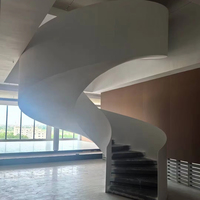Gebogene Bogen-Treppe mit Stahlgeländer, Innentreppe mit Metallgeländer, Massivholzstufen aus Eiche, Weiße Wendeltreppe mit Glas- und Marmorstufen