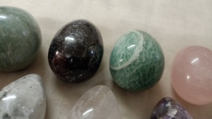 Œufs de pierres précieuses faits sur mesure en taille de 1 à 1.5 pouces fabriqués à partir de pierres précieuses assorties, idéales pour les fournisseurs de produits de guérison pour la revente. - Product Image 5