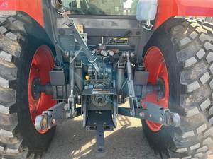 2019 pour tracteur agricole Kubota M7060HDC12 4x4 avec confort de qualité supérieure, fonctionnement en douceur et puissance fiable-moteur et noyau de pompe - Product Image 5