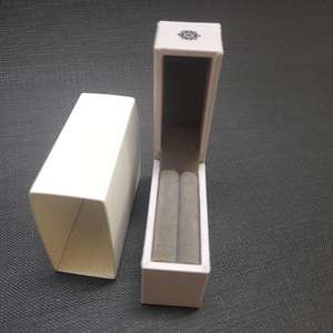 Caja de pendientes de terciopelo de cartón reciclable de alta calidad ecológica con logotipo personalizado embalaje de joyería de laminación mate logotipo personalizado - Product Image 1