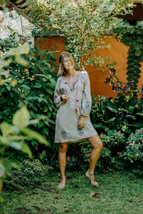 Vente en gros de robes mode élégantes à broderie florale pour femmes, mini-longueur, tissu européen simple et beau style ukrainien - Product Image 2