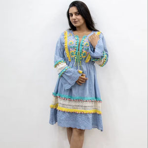 Robe midi bohème bleu vif en coton 100% avec dentelle brodée et imprimé floral, col en V, lavable, idéale pour les sorties décontractées et les vacances en plein air - Product Image 1