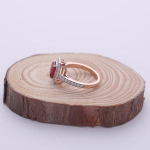 Bague de fiançailles en argent sterling 925 massif avec pierre précieuse rouge de laboratoire taille émeraude de 1,78 ct et halo de diamants ronds - Product Image 3